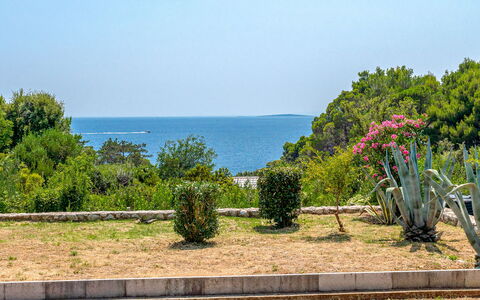 Dundo House: Blau, Grün, Blatt, Vegetation, Strauch, Pflanzengemeinschaft, Garten, Meer, Ozean, Landscaping