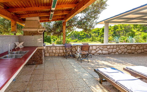 Dundo House: Flooring, Möbel, Fussboden, Schatten, Gartenmöbel, Resort, Stuhl, Holzbeize, Garten, Schwimmbad