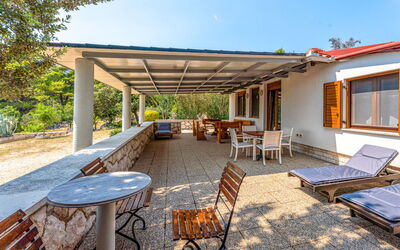 Dundo House