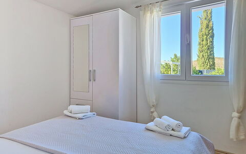 Nancy: Wohnung, Bett, Schlafzimmer, Fensterabdeckung, Bedding, Fensterbehandlung, Kissen, Vorhang, Bettrahmen, Bettdecke