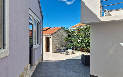 Nancy: Wohngebiet, Zuhause, Beton, Schatten, Auffahrt, Flagstone, Walkway, Balkon, Villa