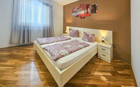 Maja: Interior Design, Bett, Fussboden, Möbel, Flooring, Schlafzimmer, Zimmer, Holz, Decke, Bettdecke