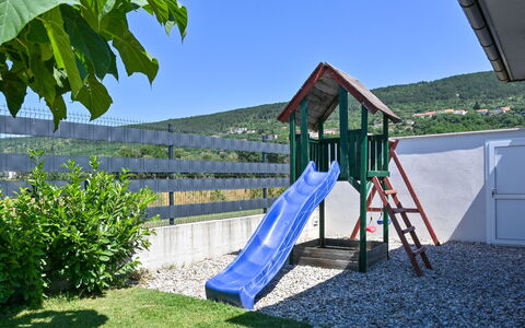 Maja: Spielplatz Rutsche, Garten, Spielmittel, Rutsche, Rasen, Landscaping, Schatten, Garten, Hinterhof, Park