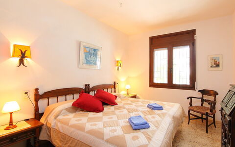 Falconera: Schlafzimmer, Zimmer, Möbel, Bett, Eigentum, Bettdecke, Interior Design, Bettrahmen, Gebäude, Haus