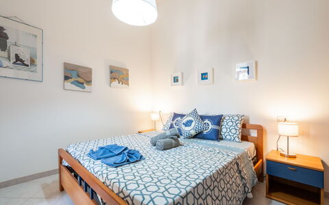 Vanda: Möbel, Eigentum, Tabelle, Azurblau, Komfort, Gebäude, Fenster, Beleuchtung, Interior Design, Holz