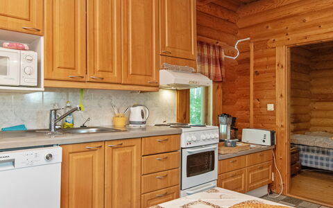 Karhupirtti: Holz, Flooring, Interior Design, Küche, Fussboden, Cabinetry, Decke, Möbel, Schublade, Holzbeize