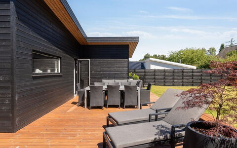 Thorkjell - 350M from the Sea: Holz, Zuhause, Veranda, Deck, Hartholz, Dach, Holzbeize, Holzboden, Eco Hotel