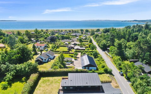 Thorkjell - 350M from the Sea: Holz, Zuhause, Veranda, Deck, Hartholz, Dach, Holzbeize, Holzboden, Eco Hotel