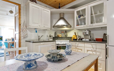Tuohiniemi: Möbel, Interior Design, Küche, Flooring, Cabinetry, Decke, Countertop, Holz, Light Fixture, Fussboden