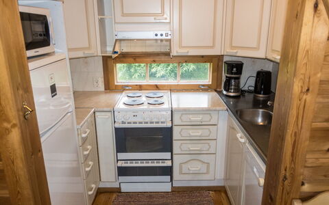 Mansikkaranta 2: Küchengerät, Küche, Major Appliance, Holz, Flooring, Cabinetry, Countertop, Haushaltsgerät, Interior Design, Fussboden