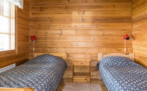 Mansikkaranta 2: Holz, Flooring, Fussboden, Interior Design, Decke, Möbel, Schlafzimmer, Bett, Zimmer, Holzbeize