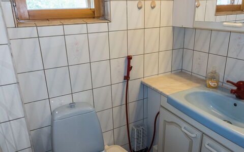 Mansikkaranta 2: Armatur, Bad Sink, Badezimmer, Sinken, Flooring, Zapfhahn, Fussboden, Installation, Interior Design, Toilette