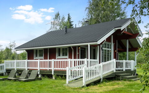 Mansikkaranta 3, Osittain Esteetön: Holz, Haus, Veranda, Dach, Hütte, Zuhause, Abstellgleis, Tür, Bauernhaus, Schatten