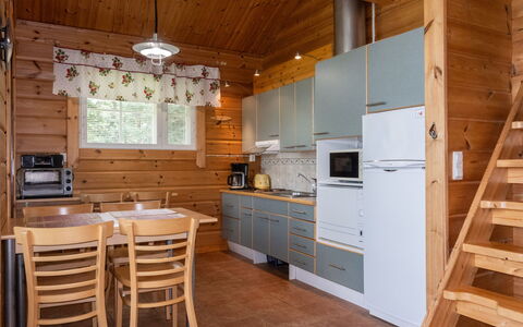 Mansikkaranta 3, Osittain Esteetön: Holz, Flooring, Decke, Interior Design, Fussboden, Küche, Countertop, Holzbeize, Sinken, Armatur
