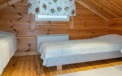Mansikkaranta 3, Osittain Esteetön: Holz, Fussboden, Flooring, Schlafzimmer, Interior Design, Möbel, Bett, Decke, Bettdecke, Zimmer