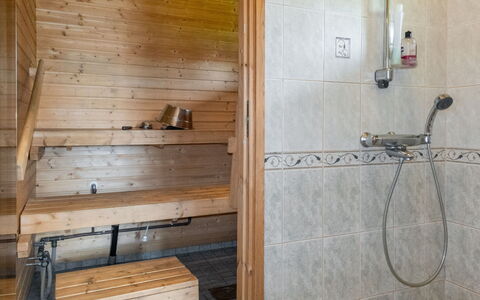 Mansikkaranta 3, Osittain Esteetön: Flooring, Holz, Fussboden, Zimmer, Armatur, Installation, Decke, Holzbeize, Hartholz, Fliese