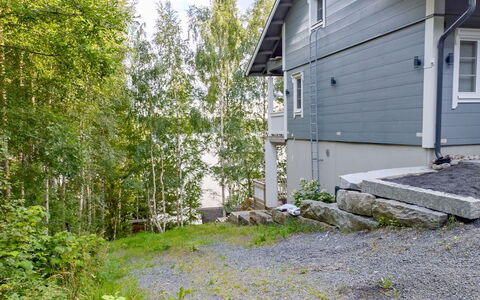 Villa Iloinen: Zuhause, Haus, Abstellgleis, Hütte, Schiebefenster, Estate, Garten, Wald, Auffahrt