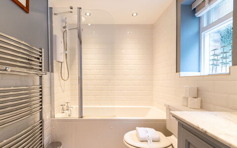 Elm Cottage: Eigentum, Armatur, Badewanne, Badezimmerschrank, Fenster, Interior Design, Badezimmer, Fussboden, Dusche