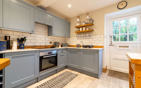 Elm Cottage: Cabinetry, Countertop, Eigentum, Gebäude, Herd, Küche, Holz, Küchengerät, Sinken, Schublade