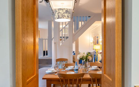 Elm Cottage: Eigentum, Tabelle, Gebäude, Holz, Interior Design, Beleuchtung, Stuhl, Fussboden, Lampe, Flooring