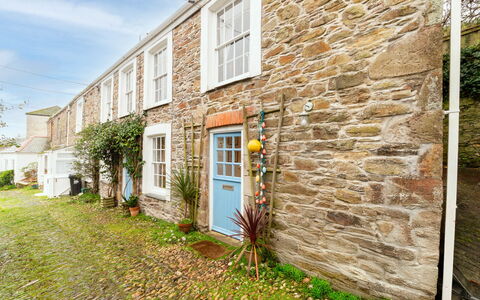 Elm Cottage: Pflanze, Fenster, Gebäude, Himmel, Blatt, Wolke, Grundstueck, Backstein, Gras