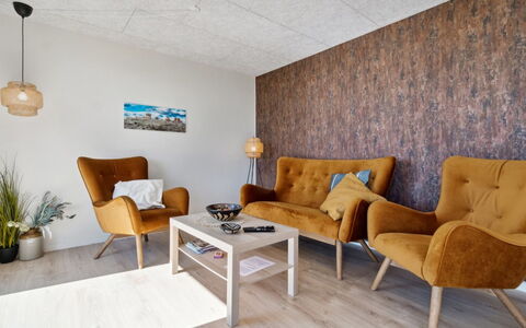 Yari - 50M from the Sea: Möbel, Flooring, Interior Design, Wand, Fussboden, Holz, Stuhl, Holzboden, Zimmer, Wohnzimmer