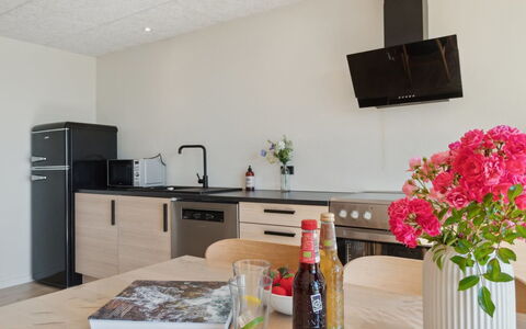 Yari - 50M from the Sea: Möbel, Interior Design, Küche, Countertop, Flooring, Küchengerät, Holz, Fussboden, Major Appliance, Decke