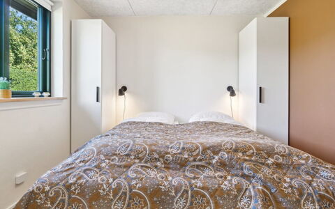 Yari - 50M from the Sea: Bett, Schlafzimmer, Interior Design, Wand, Flooring, Holz, Bettdecke, Decke, Bedding, Fussboden