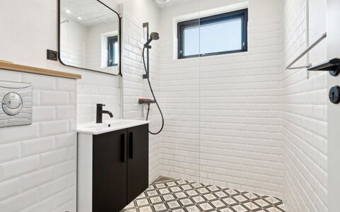 Yari - 50M from the Sea: Wand, Flooring, Interior Design, Fussboden, Armatur, Fliese, Zimmer, Badezimmer, Installation, Zapfhahn