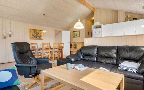Alvina - 45M from the Sea: Möbel, Interior Design, Holz, Decke, Couch, Flooring, Zimmer, Fussboden, Wohnzimmer, Zuhause