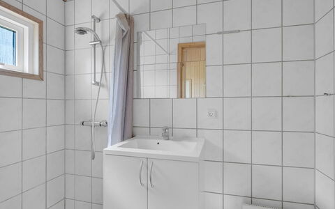 Alvina - 45M from the Sea: Wand, Flooring, Armatur, Fussboden, Sinken, Badezimmer, Bad Sink, Interior Design, Zapfhahn, Installation