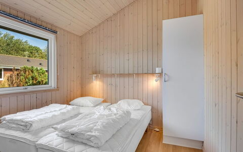 Alvina - 45M from the Sea: Holz, Schlafzimmer, Decke, Bett, Bedding, Bettdecke, Bettrahmen, Holzbeize, Hartholz, Planke