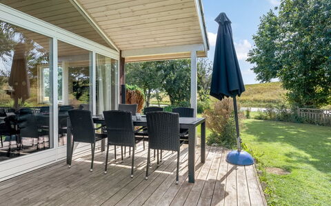 Alvina - 45M from the Sea: Holz, Möbel, Veranda, Holzboden, Flooring, Stuhl, Gartenmöbel, Schatten, Hartholz, Zuhause