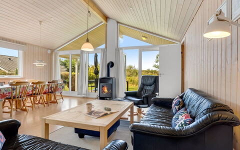 Vincent - 25M from the Sea: Flooring, Wand, Fussboden, Interior Design, Holz, Decke, Holzboden, Beleuchtung, Möbel, Laminatboden