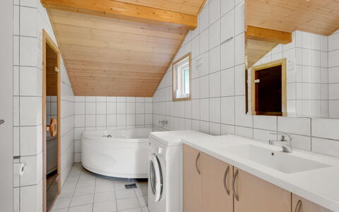 Vincent - 25M from the Sea: Flooring, Wand, Fussboden, Interior Design, Holz, Decke, Holzboden, Beleuchtung, Möbel, Laminatboden