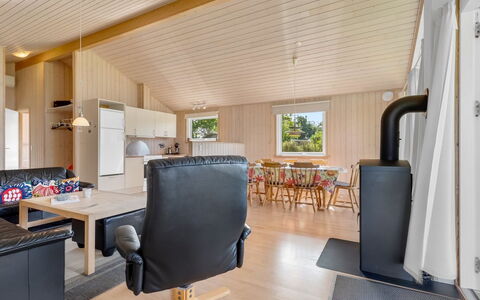 Vincent - 25M from the Sea: Flooring, Wand, Fussboden, Interior Design, Holz, Decke, Holzboden, Beleuchtung, Möbel, Laminatboden