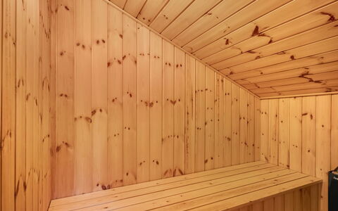 Vincent - 25M from the Sea: Flooring, Wand, Fussboden, Interior Design, Holz, Decke, Holzboden, Beleuchtung, Möbel, Laminatboden