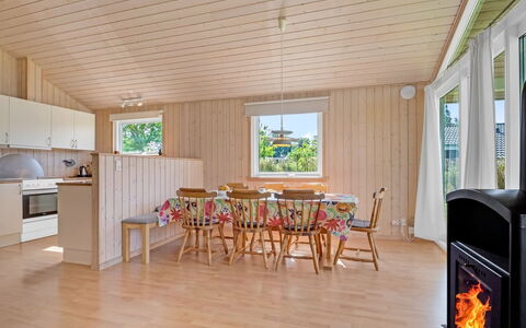 Vincent - 25M from the Sea: Flooring, Wand, Fussboden, Interior Design, Holz, Decke, Holzboden, Beleuchtung, Möbel, Laminatboden