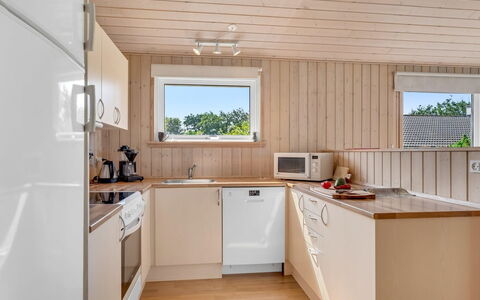Vincent - 25M from the Sea: Flooring, Wand, Fussboden, Interior Design, Holz, Decke, Holzboden, Beleuchtung, Möbel, Laminatboden