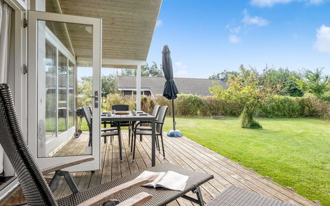 Vincent - 25M from the Sea: Flooring, Wand, Fussboden, Interior Design, Holz, Decke, Holzboden, Beleuchtung, Möbel, Laminatboden