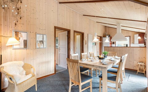 Thorger - 550M from the Sea: Dach, Haus, Zuhause, Hütte, Tür, Abstellgleis, Deck, Veranda, Planke, Hartholz
