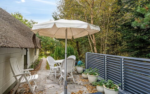 Adina - from the Sea: Möbel, Interior Design, Flooring, Fussboden, Decke, Zimmer, Stuhl, Tabelle, Wohnung, Küche & Esszimmer Tisch