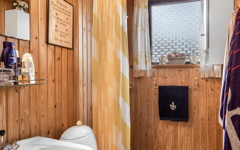 Adina - from the Sea: Holz, Fussboden, Zimmer, Holzbeize, Armatur, Badezimmer, Hartholz, Installation, Planke, Sperrholz