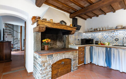 Villa Chicco: Gebäude, Feuerstelle, Holz, Interior Design, Wohnzimmer, Flooring, Fussboden, Strahl, Backstein, Holzbeize