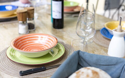 Villa Chicco: Geschirr, Dishware, Drinkware, Tabelle, Teller, Tasse, Servierware, Flasche, Essen, Holz