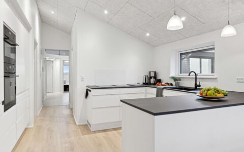 Christian - 600M from the Sea: Flooring, Interior Design, Decke, Holz, Fussboden, Küche, Light Fixture, Countertop, Holzboden, Zimmer