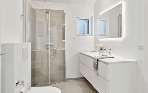Christian - 600M from the Sea: Badezimmer, Interior Design, Flooring, Armatur, Bad Sink, Fussboden, Sinken, Badezimmerschrank, Zapfhahn, Decke
