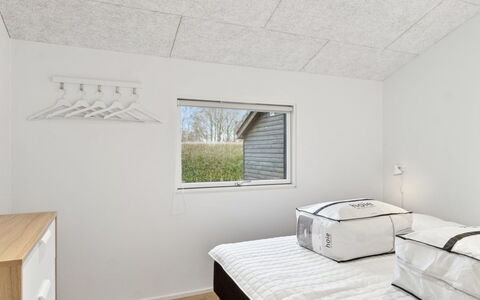 Christian - 600M from the Sea: Holz, Decke, Fussboden, Zimmer, Schlafzimmer, Light Fixture, Daylighting, Bedding, Gips