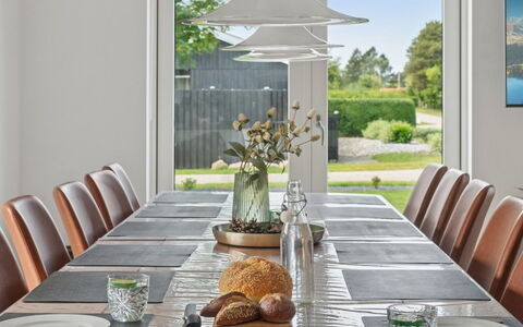 Christian - 600M from the Sea: Möbel, Interior Design, Tabelle, Holz, Esszimmer, Stuhl, Geschirr, Küche & Esszimmer Tisch, Flooring, Light Fixture