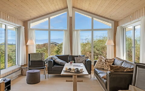 Udder - 250M from the Sea: Holz, Interior Design, Zuhause, Decke, Zimmer, Hütte, Wohnzimmer, Hartholz, Couch